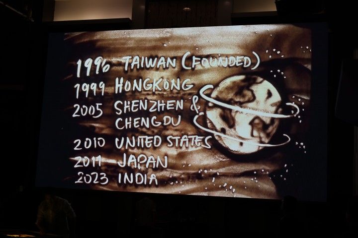 三十有成｜沙畫收尾：1996 台灣創立、1999 香港、2005 深圳與成都、2010 美國、2011 日本、2023 印度，全繞著一顆星球。