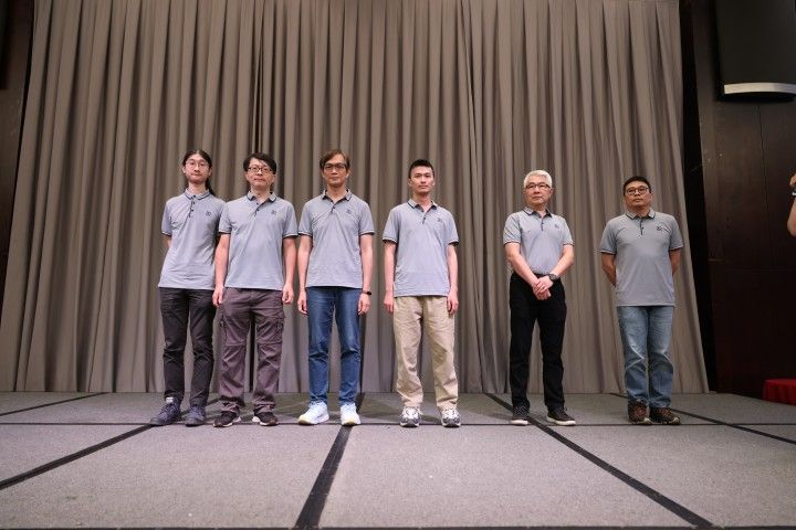 六位發明人｜受獎的同仁在布幕前站成一排。