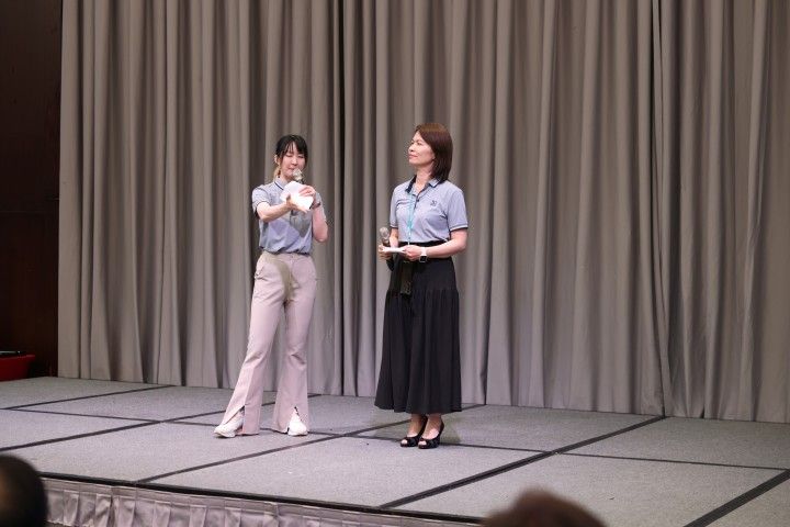 布幕前的兩位主持人｜「松翰三十載・精彩向未來」。