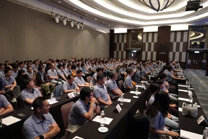 坐滿的會場｜30週年紀念 polo 衫。